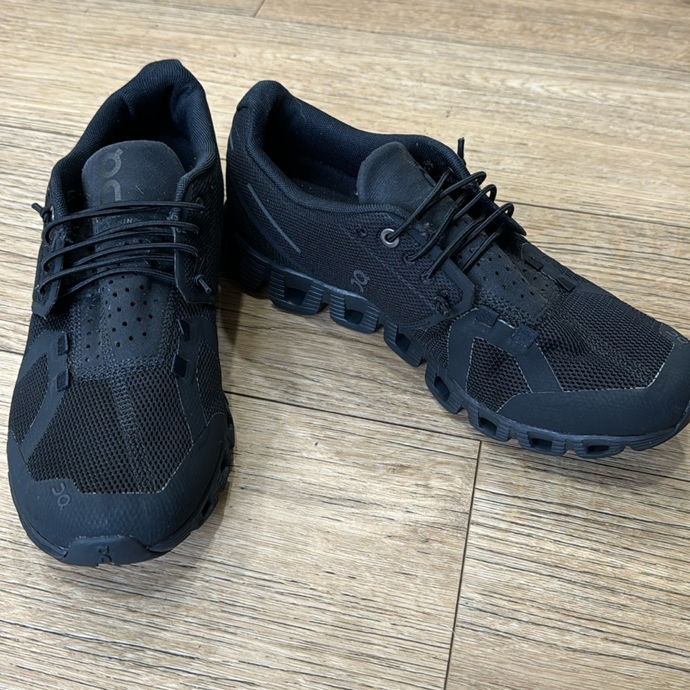 On Cloud Women’s Shoes Black Size 8
